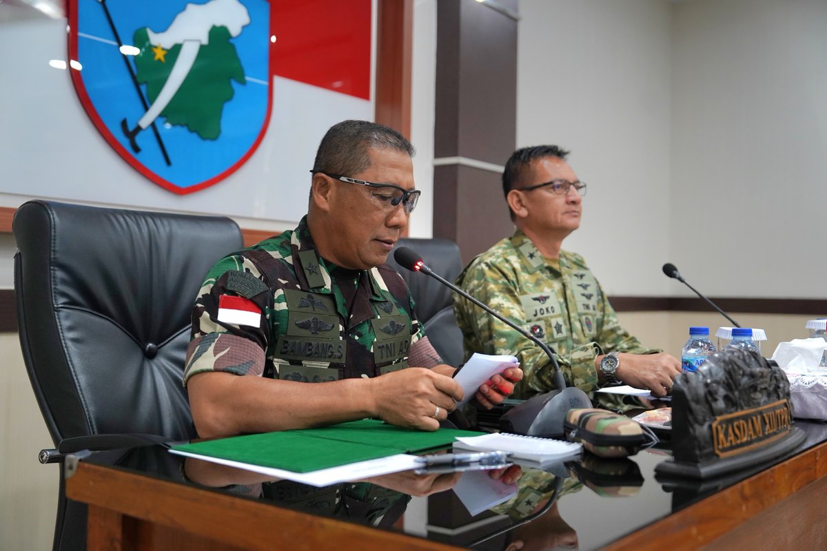 Kodam12Tpr's tweet photo. Kasdam XII/Tanjungpura Brigjen TNI Bambang Sujarwo menerima dan mendampingi Ketua Tim Audit Ketaatan dan Kinerja Itjen TNI Periode III Tahun Anggaran 2026, Marsma TNI Joko Triwibowo, di Ruang Yudha Makodam XII/Tanjungpura, Kubu Raya, Selasa (4/8/2026). https://t.co/5azguOVANC