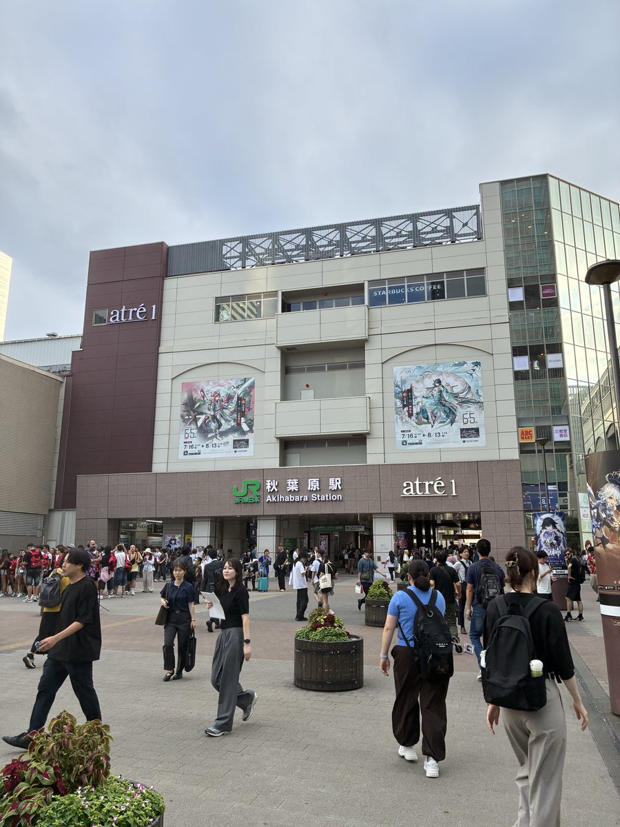 EtzWc's tweet photo. メイドさんから「チェックのズボンの人」、「メガネの人」、「白いtシャツの人」と声を掛けられました
合格です https://t.co/0HAEVv9R9V