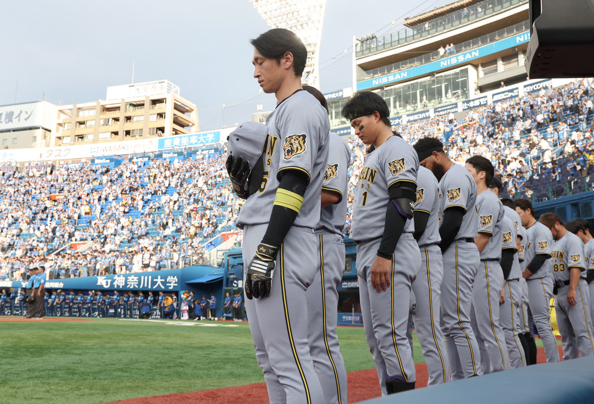 dailytigers2026's tweet photo. 熊本で最大震度7を観測した地震発生を受け、試合前には阪神、ＤｅＮＡの両チームが黙祷を捧げました。 https://t.co/TMy8hnFDE2