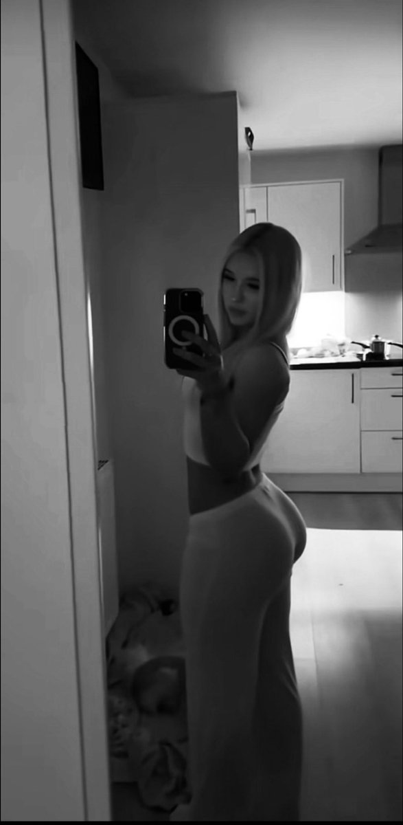 ad_Bellaaaa's tweet photo. Who wants to jerk of to me and my lil sister ;) https://t.co/hftBI8xQPZ