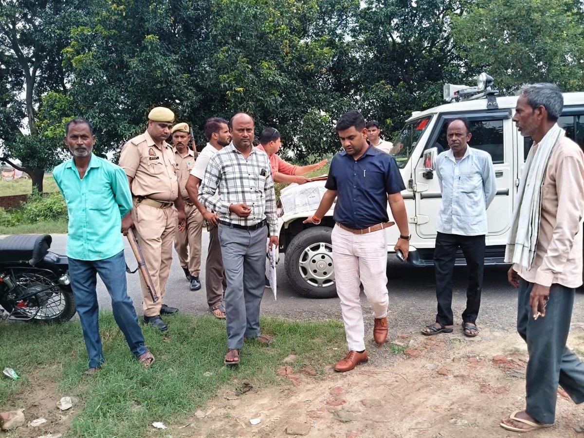 SDMAonlabareily's tweet photo. राजस्व वादों का स्थलीय निरीक्षण और मौके पर निस्तारण। राजस्व वादों का त्वरित और पक्षों को न्यायसंगत समाधान शासन की सर्वोच्च प्राथमिकता के क्रम में न्यायालय में लंबित विवादित प्रकरणों का स्थल पर निरीक्षण कर पक्षों को सुनकर निर्णय किया जाना न्याय की मंशा के अनुरूप है। 
@dmbareilly https://t.co/4Ufs6MfNPm