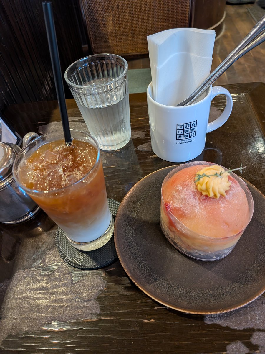 miyahann's tweet photo. 堺筋本町の「濱田屋珈琲」さんへ。
ねんがんの、まるごと桃タルトを食ったぞ！
生の桃の中にベリーのソースやカスタード入り。土台のタルトも含めてめちゃくちゃうまい！ https://t.co/5yMSFMYvqI