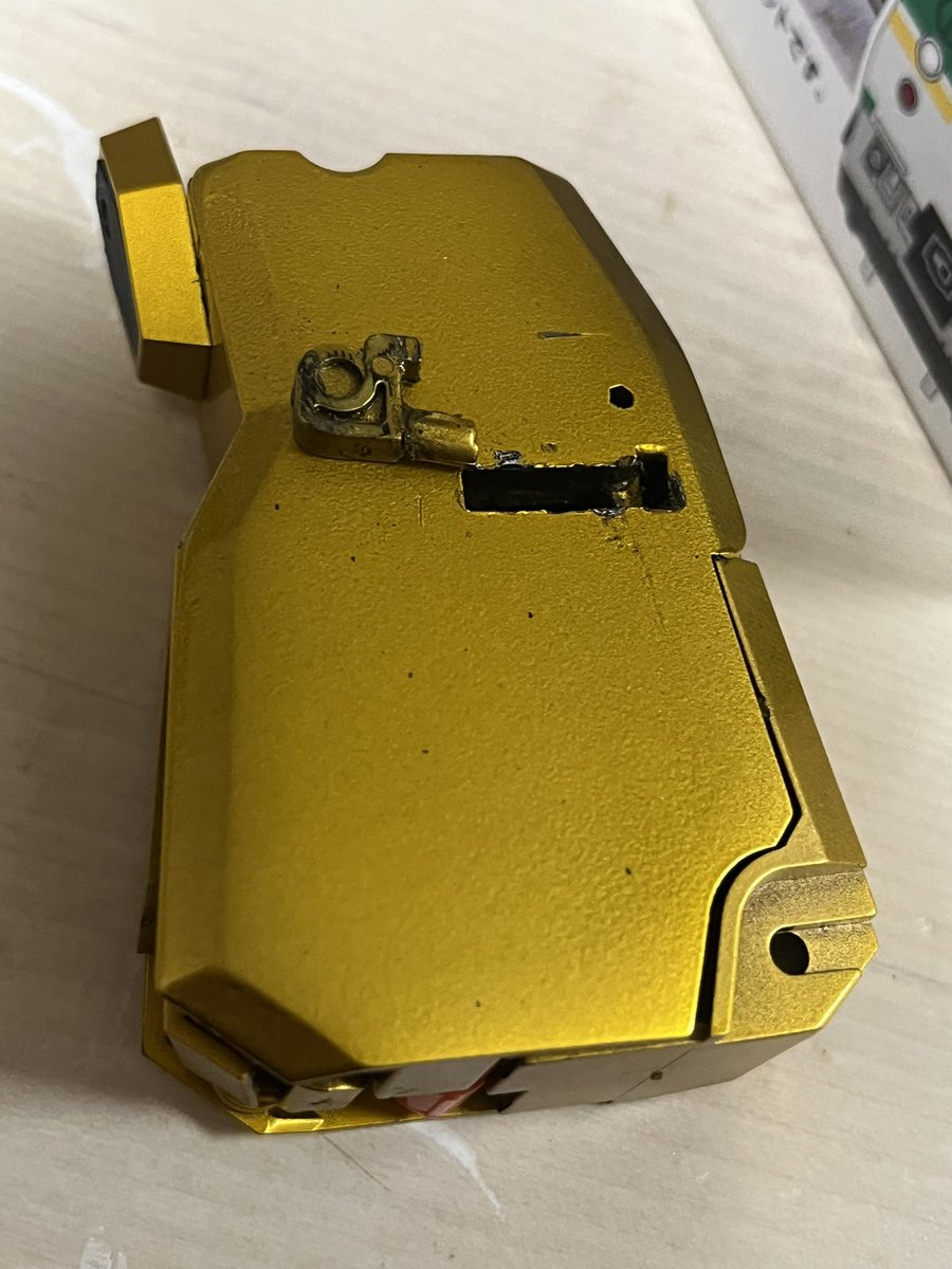 wing_400's tweet photo. SMP レオンカイザー

最後の課題はピン問題。
かなり分厚くサフやゴールド、クリアで塗装してたから最初は塗膜があって入らなかったから削ったら今度はすぐ外れるように...
一回繋げてピンと蓋に真鍮線通してやろうか？

この作業で剥がれてしまったゴールドを再塗装するかはわからねぇや https://t.co/0s38HjYsti