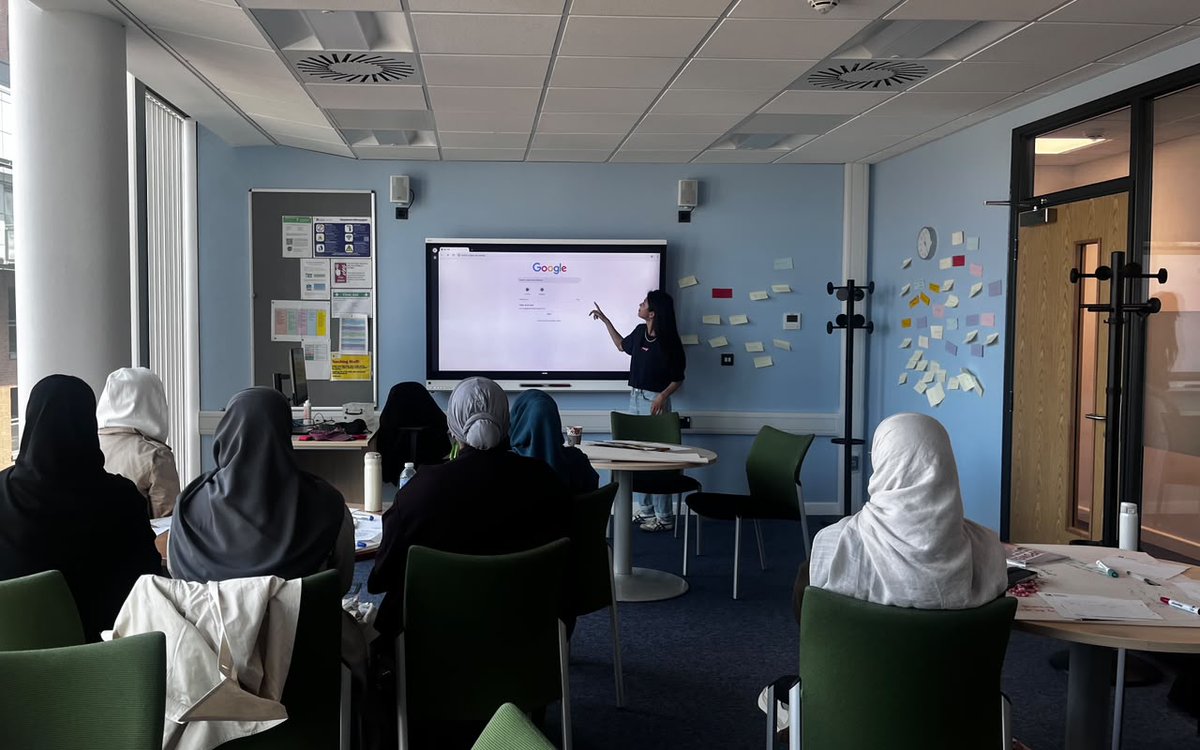 umajmaah's tweet photo. طلاب وطالبات #جامعة_المجمعة يختتمون برنامج التبادل الطلابي الدولي الثاني لعام 2026 بجامعتي ليدز وشيفيلد في المملكة المتحدة، ويعودون إلى أرض الوطن بعد إتمام البرنامج، في تجربة أكاديمية وثقافية ثرية أسهمت في تعزيز الحراك الأكاديمي الدولي، وإثراء التجربة التعليمية . https://t.co/27WOll4J2f