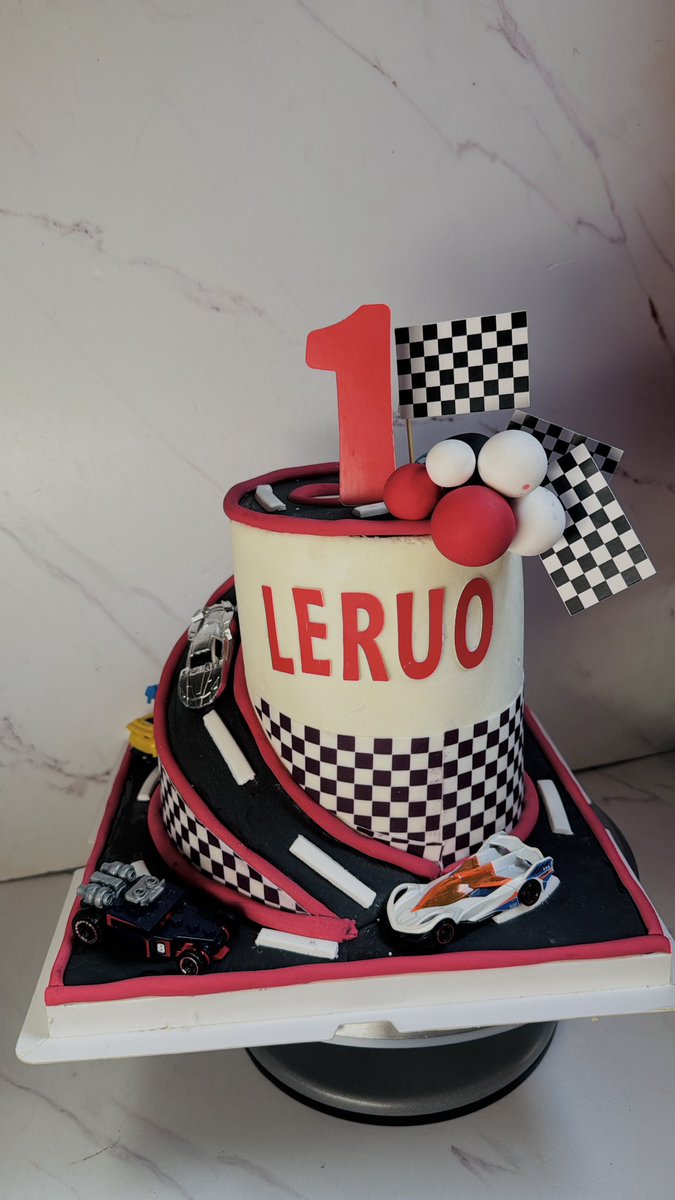 birdiebakes2020's tweet photo. My first attempt at the car-track cake 😭😍❤️ https://t.co/2atgLmnwuY