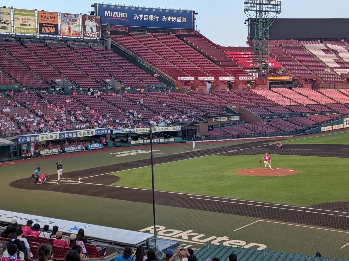 Gyojin03's tweet photo. 試合開始。楽天の先発ピッチャーはマエケン、サードには鈴木大地。対するホークスはファーストランナー中村晃、バッター山川穂高なので実質1軍の試合を観ていると言っても過言。 https://t.co/Did1Mcnonx