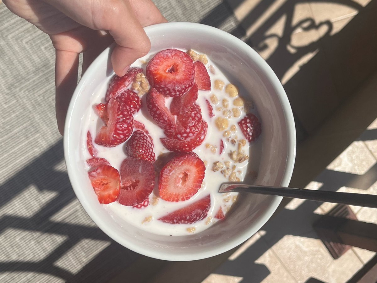 yahibnma's tweet photo. fancy trendy ice cream from tiktok and my fav breakfast with strawberry #lovesummer https://t.co/tMPNeSg6dd