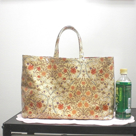 LaCortile's tweet photo. ベージュとオレンジの組み合わせが、やわらかい雰囲気でいいなぁ。
毎日強烈に暑いから、こんな優しい日差しに憧れるのだろうか。。。

「BagビニールA4／柔らかな光の下、花は優しく微笑む」
https://t.co/AYz6efWTv5 https://t.co/50N8VBKbTQ