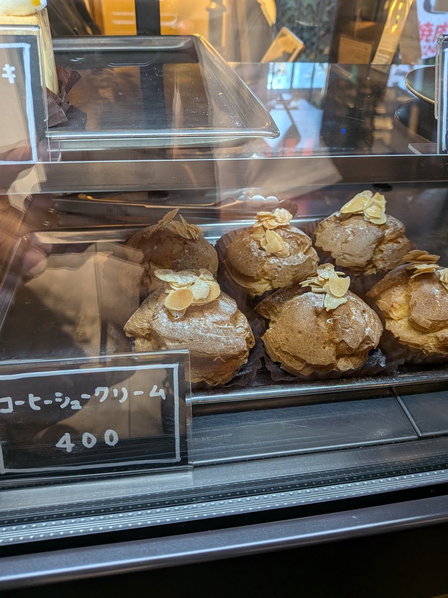 miyahann's tweet photo. 他のメニューも気になりすぎる。
ワイ「あの…無限エクレアって…？」
店員「無限に食えます(迫真」
ワイ「あかんやつや…」

会社から2分で来れてしまう。
これはヤバい。 https://t.co/XPVd9NFc9A