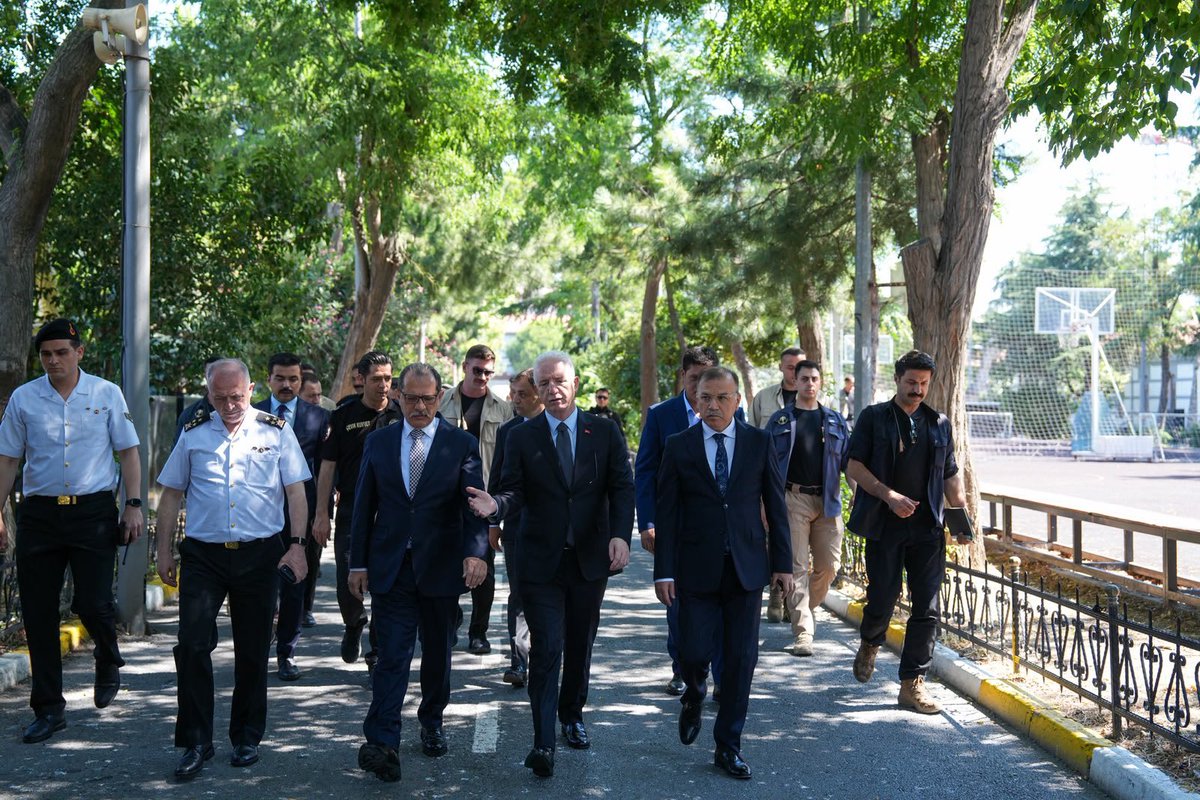 TC_istanbul's tweet photo. Spor Güvenliği’nden sorumlu başsavcı vekilleri, güvenlik bürokrasisi ve ilgili kurum temsilcilerinin katılımıyla düzenlenen Spor Güvenlik Kurulu Toplantısı, Valimiz Davut Gül’ün başkanlığında gerçekleştirildi.

Toplantıda;

✅ Ligler başlamadan önce yeni sezona ilişkin güvenlik hazırlıkları,
✅ İlimizde uygulanacak tedbirler, maç öncesi ve sonrasındaki güvenlik planlamaları ile yürütülecek hazırlıklar değerlendirildi.

@gul_davut

📍Çevik Kuvvet Şube Müdürlüğü, Bayrampaşa