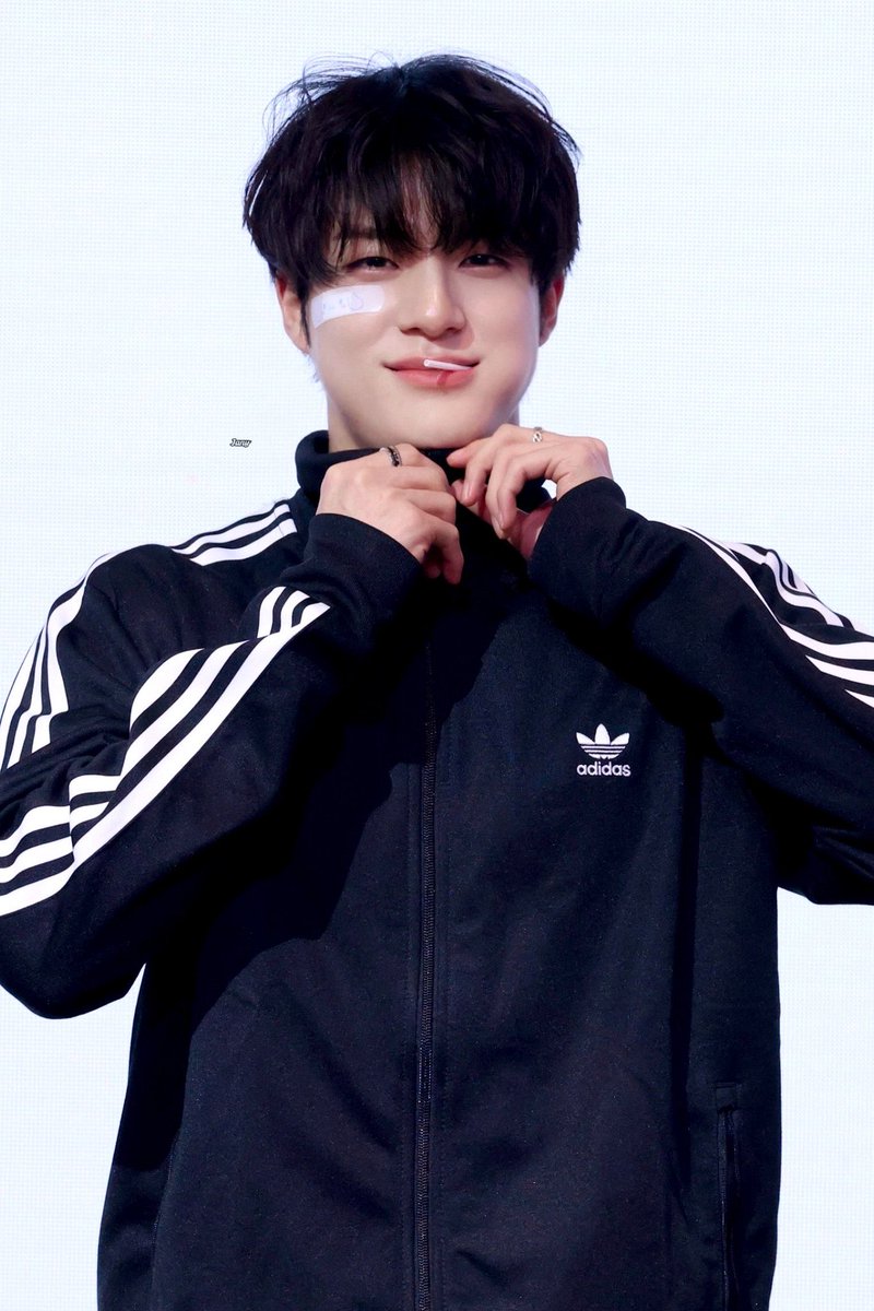 boeing0423's tweet photo. 전설의 2XL 아디다스 제노 https://t.co/Pj4ZBHyp9I
