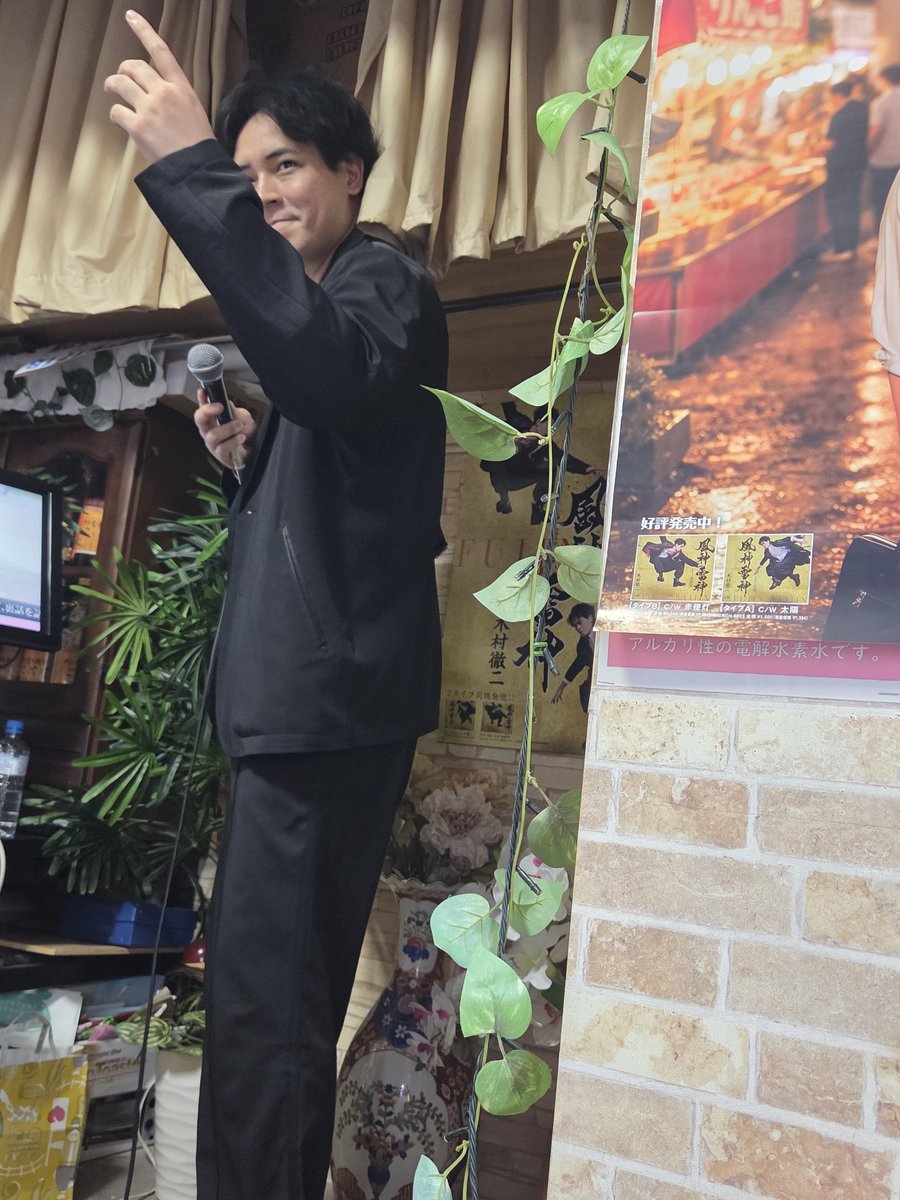 HIROMI31438886's tweet photo. ＃木村徹二
岡山キャンペーン
8/4岡山市中区歌笑さん
店内いっぱいのお客さんでした

二代目
アメリカ橋
雪唄
太陽
風神雷神
暑い中ツーショットは野外で😅
珍しい良い思い出😊 https://t.co/8vq6Kfh57I