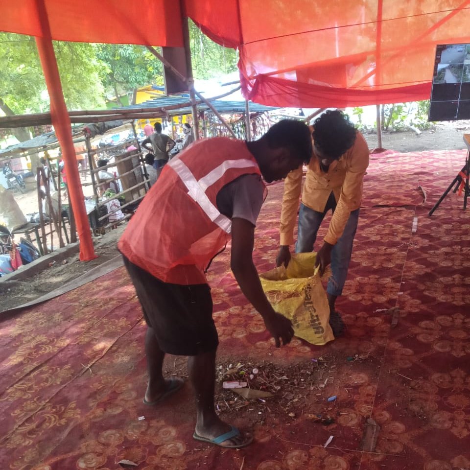 LSBA_Bihar's tweet photo. स्वच्छ सावन, स्वच्छ पर्यावरण।

#जहानाबाद के #मखदुमपुर प्रखंड स्थित #बराबर_पहाड़ के #श्रावणी_मेला में स्वच्छता कर्मी मेला एवं मंदिर परिसर की नियमित साफ़-सफ़ाई कर श्रद्धालुओं के लिए स्वच्छ वातावरण सुनिश्चित कर रहे हैं।
@IPRDBihar @BiharRDD @swachhbharat @ddnewsBihar https://t.co/pkeZj9Uj4H