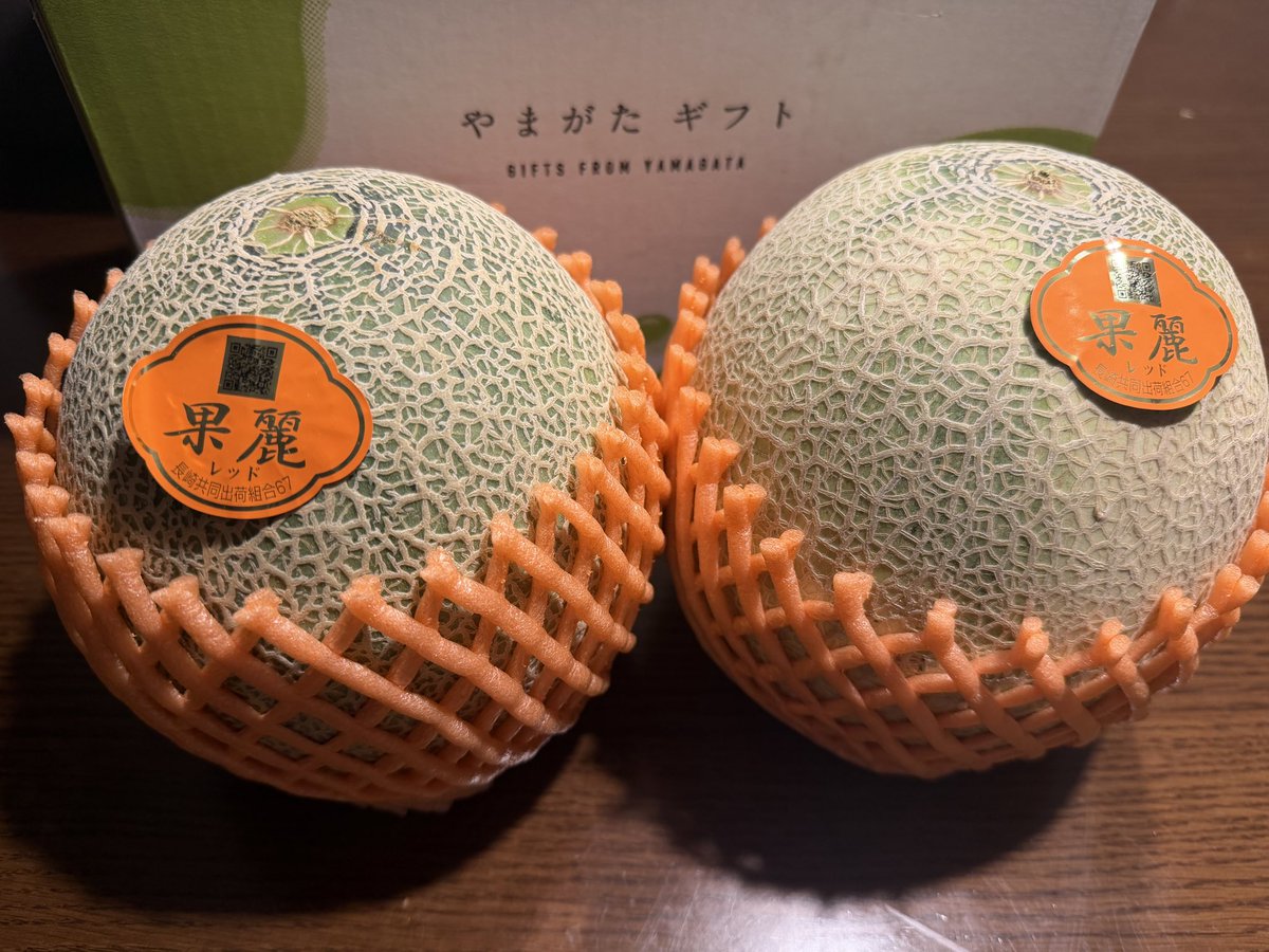 welcomeakechan's tweet photo. 夏のフルーツ🍉🍈🍑
息子の頭より大きな11kgの尾花沢スイカ🙌🏻 https://t.co/IYAFuOcPck