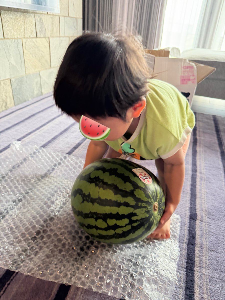 welcomeakechan's tweet photo. 夏のフルーツ🍉🍈🍑
息子の頭より大きな11kgの尾花沢スイカ🙌🏻 https://t.co/IYAFuOcPck