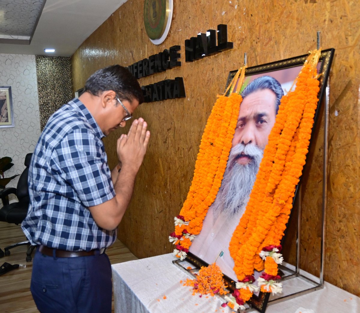 DCChatra's tweet photo. 'दिशोम गुरु' स्व. शिबू सोरेन की प्रथम पुण्यतिथि पर उपायुक्त श्री रवि आनंद एवं पुलिस अधीक्षक श्री अनिमेष नैथानी ने श्रद्धांजलि अर्पित की। इस अवसर पर उनके समाज एवं राज्य के प्रति योगदान तथा उन्हें मरणोपरांत प्रदान किए गए 'पद्म भूषण' सम्मान का उल्लेख किया गया। @JharkhandCMO https://t.co/y0PsfIBETc