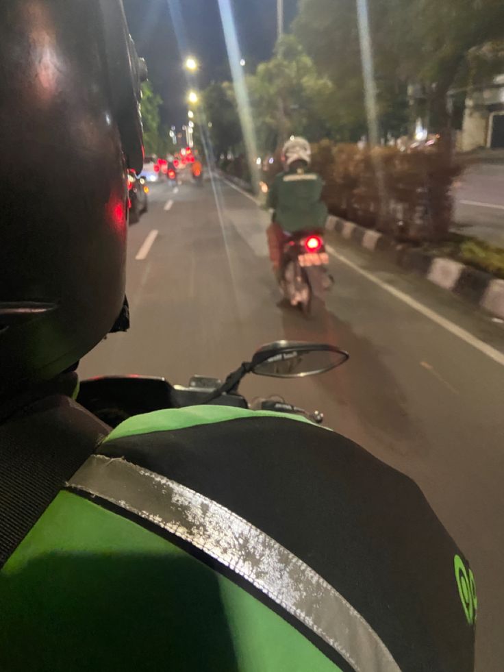 ich_raniii's tweet photo. Hari itu lagi banyak masalah di kantor. Sepanjang perjalanan pulang aku cuma diam, nahan air mata.

Tiba-tiba abang ojolnya bilang, "Mbak, kelihatan lagi banyak pikiran ya? Semangat ya. Jangan dipendem sendiri. InsyaAllah pasti ada jalan dan semua ada solusinya." https://t.co/3GncaLYtne
