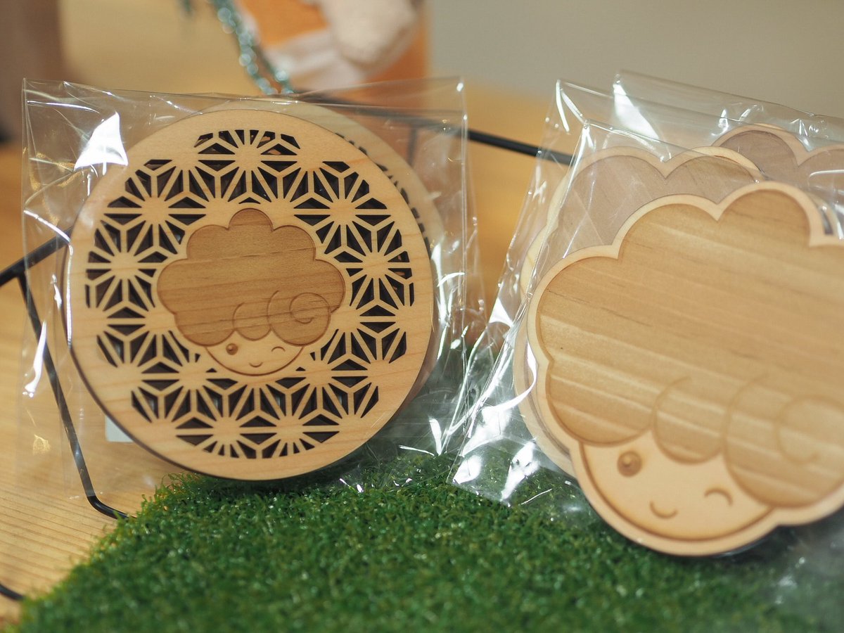 livingplus_fab's tweet photo. ＼モックルコースター新発売🌳／

河内長野が誇るキャラクター《モックル》
のコースターをまちの図工室が出掛けました✨

おっきいモックルの顔《ふぇいす》と
伝統的な麻柄の《麻》2種類です！

使ってもよし、飾ってもよしの
魅力的な逸品🎯

河内長野観光案内所にて販売中です！ https://t.co/0nFkL0NIwG