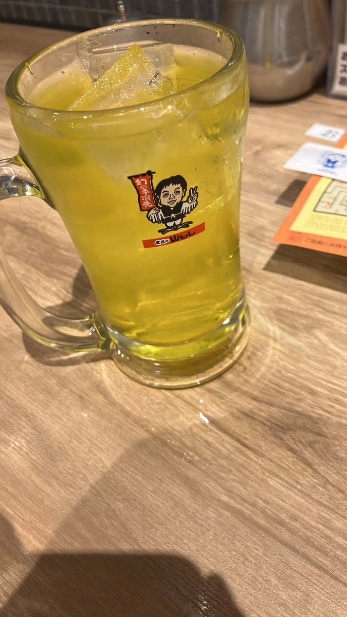 KTTS76278274's tweet photo. 出向元から次の人を送り込まなきゃいけないから、今やってる仕事について教えて、との電話。かくかくしかじか説明して、あーそれは大変だなー、この先あんまり使えないよねーなどなどいただきました。。。
わかったか？紙一枚で飛ばされる側の気持ちが…！もう飲む！！
※手羽先はいの一番に食べた🐔 https://t.co/DVO6mFPVBP