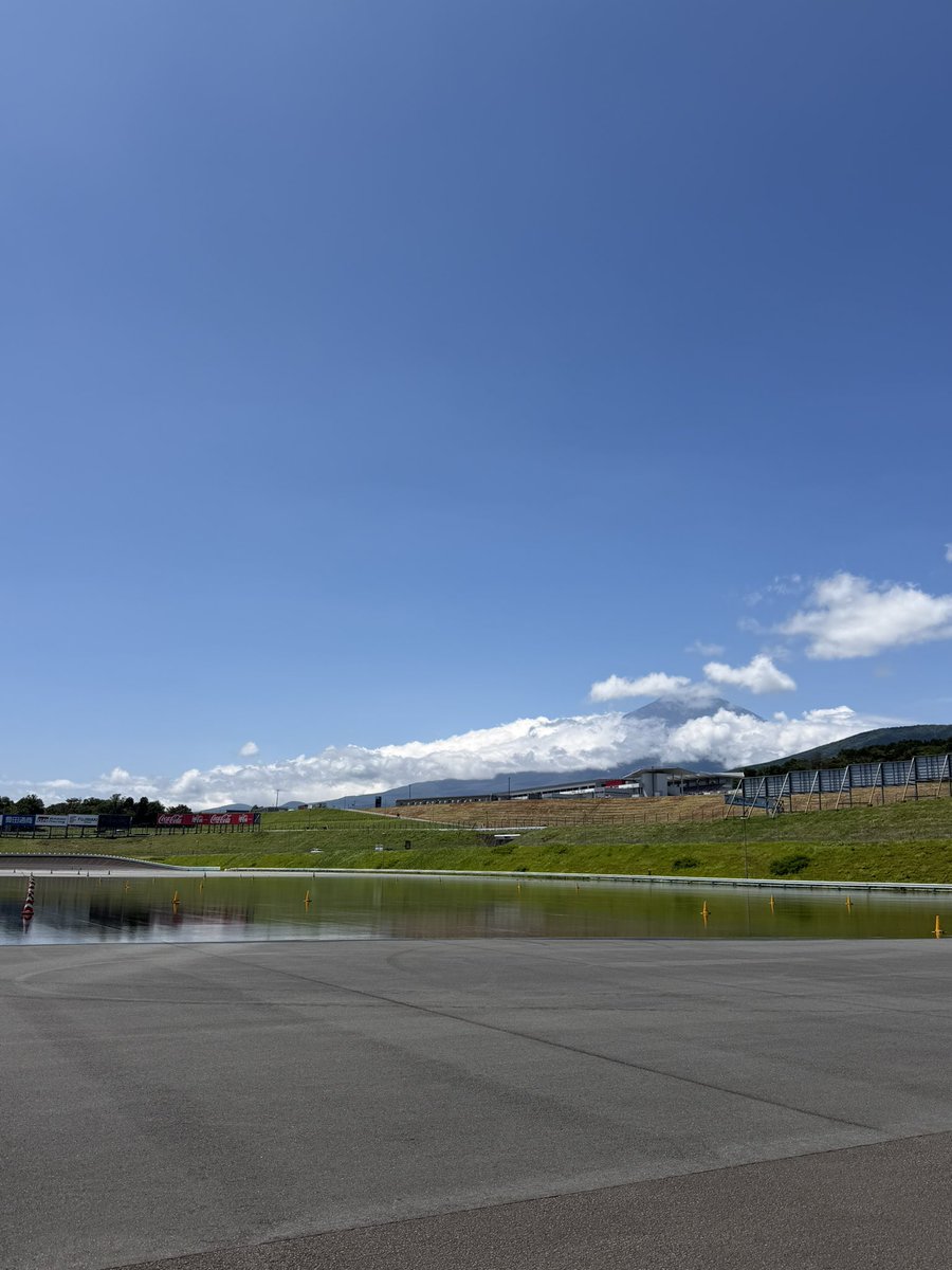 takuto_iguchi's tweet photo. 本日は、富士スピードウェイ内モビリタでGR DRIVING EXPERIENCE3級の講師でした‼️参加された方々とお話しすると満足度も高そうで、応募が始まるとすぐに満員になるそうです。どんどん人気のあるイベントになっていますし、講師をやっていて嬉しいです👍 #GRDE https://t.co/EVx3xWcHau