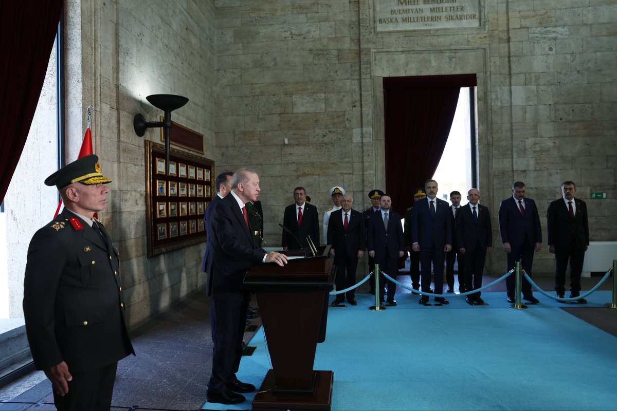 RTEdijital's tweet photo. Cumhurbaşkanımız @RTErdogan, Yüksek Askerî Şûra Toplantısı öncesi Anıtkabir'i ziyaret etti. https://t.co/P9iENYLeA9