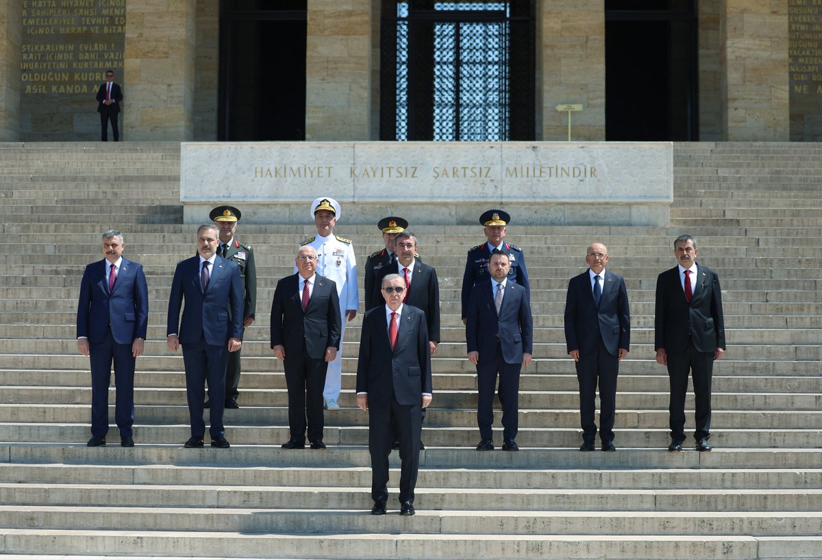 RTEdijital's tweet photo. Cumhurbaşkanımız @RTErdogan, Yüksek Askerî Şûra Toplantısı öncesi Anıtkabir'i ziyaret etti. https://t.co/P9iENYLeA9