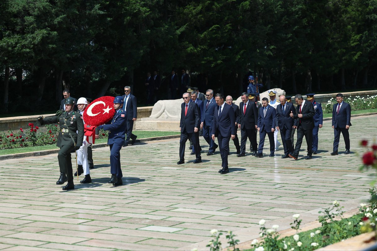 RTEdijital's tweet photo. Cumhurbaşkanımız @RTErdogan, Yüksek Askerî Şûra Toplantısı öncesi Anıtkabir'i ziyaret etti. https://t.co/P9iENYLeA9