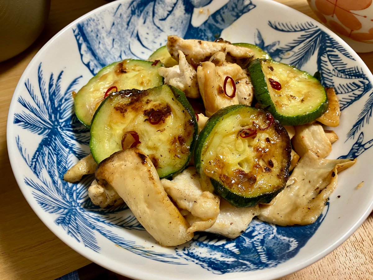 _sskn9's tweet photo. 鶏肉とズッキーニのペペロン炒め😎 https://t.co/2siCLDRcok