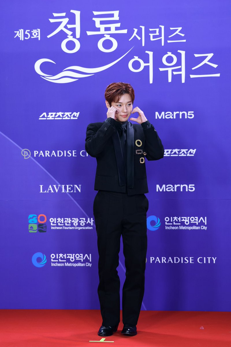 YYentertain's tweet photo. 5회 청룡시리즈어워즈

#박지훈 #PARKJIHOON
#YYentertainment https://t.co/O8Q0u2ZCjM