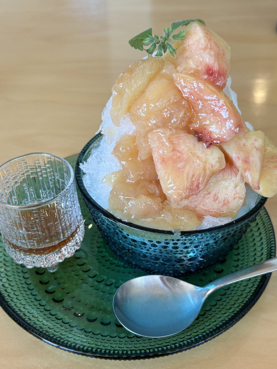 bootantan333's tweet photo. 今日のランチ🍽️
仕事終わりにお姉ちゃんと甥っ子ちゃんと３人で🏃‍➡️💨
今月の日々のごはん🍚は
洋食🍽️👏👏👏
ミラノ風カツレツと前菜盛り合わせ🥗
甥っ子ちゃんはハンバーグ大好きなのでおとなのお子さまランチ🍽️デザートはまたまた桃🍑のかき氷🍧
今日もとっても美味しかったです😋🤤ごちそうさま https://t.co/5hsl4rcpWa