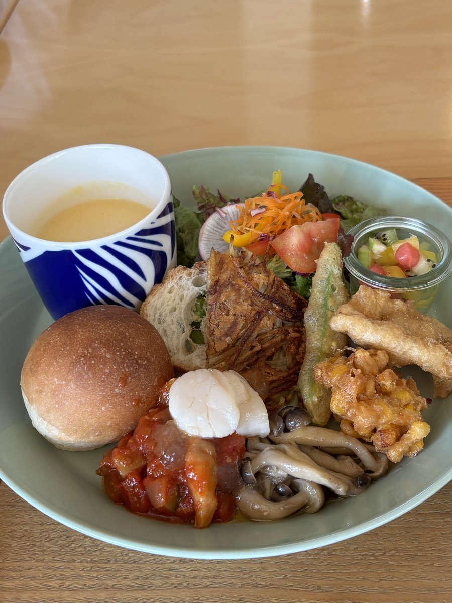 bootantan333's tweet photo. 今日のランチ🍽️
仕事終わりにお姉ちゃんと甥っ子ちゃんと３人で🏃‍➡️💨
今月の日々のごはん🍚は
洋食🍽️👏👏👏
ミラノ風カツレツと前菜盛り合わせ🥗
甥っ子ちゃんはハンバーグ大好きなのでおとなのお子さまランチ🍽️デザートはまたまた桃🍑のかき氷🍧
今日もとっても美味しかったです😋🤤ごちそうさま https://t.co/5hsl4rcpWa