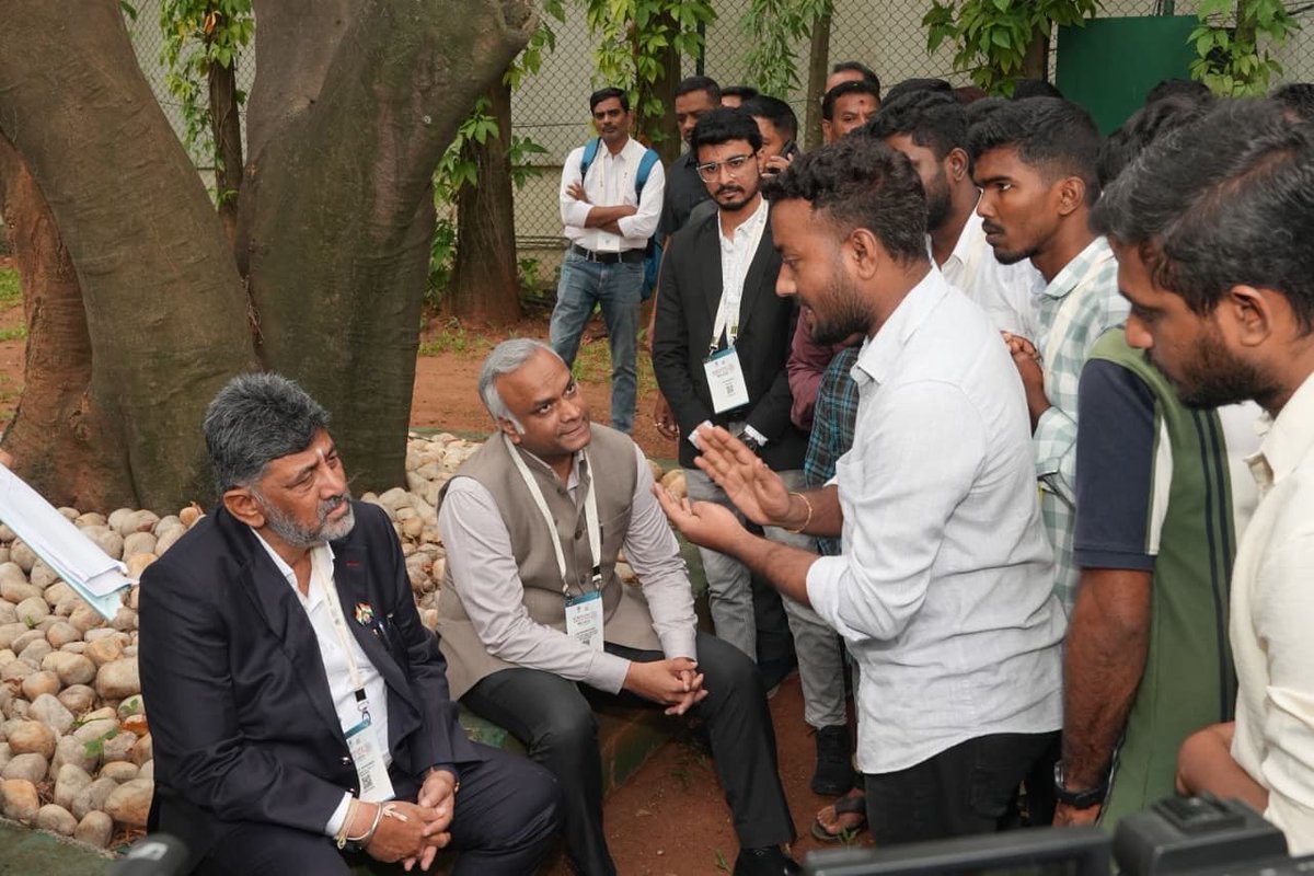 CMofKarnataka's tweet photo. ಇಂದು ಜಿಕೆವಿಕೆ ಕೃಷಿ ವಿಶ್ವವಿದ್ಯಾಲಯದ ವಿದ್ಯಾರ್ಥಿಗಳು ಸನ್ಮಾನ್ಯ ಮುಖ್ಯಮಂತ್ರಿಗಳಾದ ಶ್ರೀ @DKShivakumar ಅವರನ್ನು ಭೇಟಿಯಾಗಿ, ಕೃಷಿ ಅಧಿಕಾರಿ ಹುದ್ದೆಗಳ ನೇಮಕಾತಿ ನಿಯಮಗಳಿಗೆ ಸಂಬಂಧಿಸಿದಂತೆ ತಮ್ಮ ಮನವಿಯನ್ನು ಸಲ್ಲಿಸಿದರು.

ಹಿಂದಿನ ಸರ್ಕಾರದ ಅವಧಿಯಲ್ಲಿ ಮಾಡಲಾದ ನಿಯಮ ತಿದ್ದುಪಡಿಯಿಂದಾಗಿಯೇ ಇಂದು ಕೃಷಿ ಪದವೀಧರರಿಗೆ ಈ ಸಮಸ್ಯೆ ಸೃಷ್ಟಿಯಾಗಿದೆ. ಮುಖ್ಯಮಂತ್ರಿಗಳು ವಿದ್ಯಾರ್ಥಿಗಳ ಅಳಲು ಹಾಗೂ ಭವಿಷ್ಯದ ಆತಂಕವನ್ನು ಆಲಿಸಿ, ಕೃಷಿ ಪದವೀಧರರ ಉದ್ಯೋಗಾವಕಾಶಗಳಿಗೆ ಧಕ್ಕೆಯಾಗದಂತೆ, ಈ ಸಮಸ್ಯೆಯನ್ನು ಕಾನೂನಾತ್ಮಕವಾಗಿ ಹಾಗೂ ಸಕಾರಾತ್ಮಕವಾಗಿ ಆದಷ್ಟು ಬೇಗ ಬಗೆಹರಿಸಲು ಸಂಬಂಧಪಟ್ಟ ಹಿರಿಯ ಅಧಿಕಾರಿಗಳಿಗೆ ಸೂಚನೆ ನೀಡಿದರು. 

ಈ ಸಂದರ್ಭದಲ್ಲಿ ಮಾನ್ಯ ಗೃಹ ಸಚಿವರಾದ ಶ್ರೀ ಪ್ರಿಯಾಂಕ್‌ ಖರ್ಗೆ ಅವರು ಹಾಗೂ ಹಿರಿಯ ಅಧಿಕಾರಿಗಳು ಉಪಸ್ಥಿತರಿದ್ದರು.