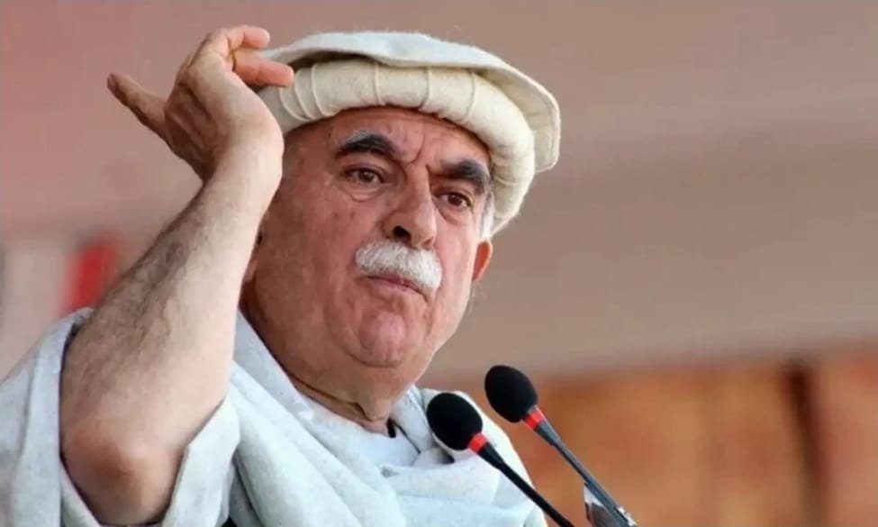 Ihsanullah220's tweet photo. محمود خان اڅکزي د پاکستان پر اوسني سیاسي وضعیت نیوکه کړې او ویلي یې دي چې سیاسي نظام خپل مشروعیت له لاسه ورکړی دی.

هغه ویلي، اوسنی حالت د دوام وړ نه دی او د نظام کمزوري او بې‌اغېزتیا حتا د حکومت دننه هم احساسېږي. https://t.co/JTKtQDNmtZ