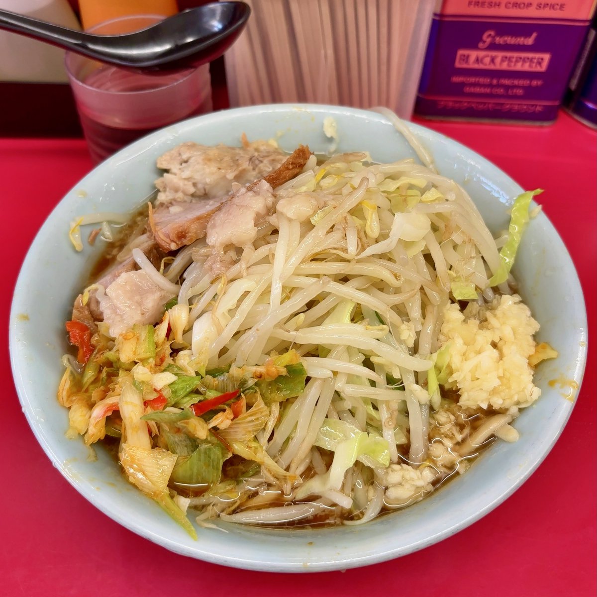 teruo_nk's tweet photo. 中山二郎🍜110

灼熱求めてNKYMへ。 12:35に3番目で接続>程なく入店し12:43着丼✌️ デフォ麺半分にNmA灼熱🌶️

灼熱は鮮烈な辛さがグッと立ち上がってスッと引く独特の感じが何ともイイ👍混ぜなければスープの味をほぼ変えないのも嬉しい。この絶品非乳化&amp;自家製麺にピッタリ。大満足でご馳走様でした🙏 https://t.co/4itkwX8C4v