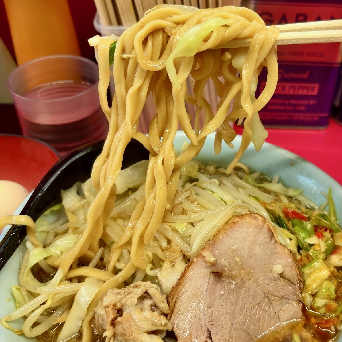 teruo_nk's tweet photo. 中山二郎🍜110

灼熱求めてNKYMへ。 12:35に3番目で接続>程なく入店し12:43着丼✌️ デフォ麺半分にNmA灼熱🌶️

灼熱は鮮烈な辛さがグッと立ち上がってスッと引く独特の感じが何ともイイ👍混ぜなければスープの味をほぼ変えないのも嬉しい。この絶品非乳化&amp;自家製麺にピッタリ。大満足でご馳走様でした🙏 https://t.co/4itkwX8C4v