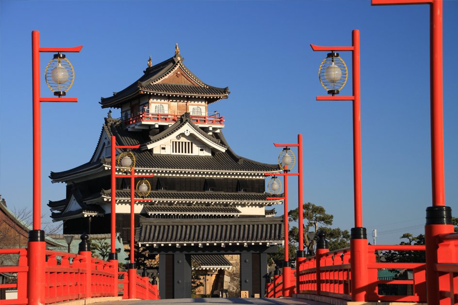 HIS_spk's tweet photo. #清洲城🏯で天下人🪭気分

#清須会議 も有名ですが 
桶狭間の戦いで信長が出陣した城でもあります
犬山城や名古屋城もセットで巡れる立地です🐎

お城は「清洲」城ですが
住所は「清須」市。
「須」と「洲」は昔から混在しているのだそう🤔

🔗名古屋泊のツアーがおすすめです
https://t.co/XKiYnzd6an https://t.co/oogBTcKuFS