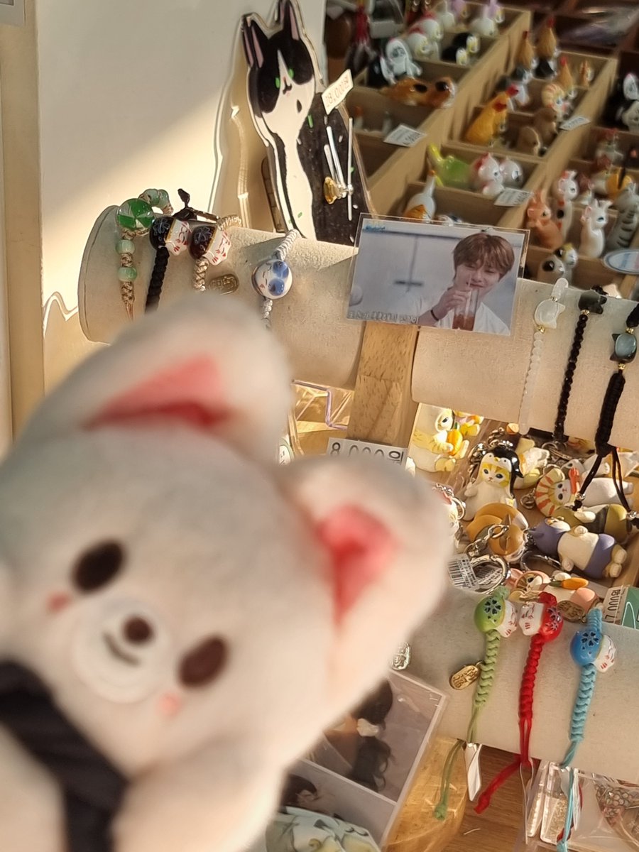 bbokari_meow's tweet photo. 감천문화마을도클리어
앞치마랑 지성이 커플 키링 샀음♡
스테이들 엄청 많이 만났당
팔찌는 품절임ㅠㅠ https://t.co/kd7yC6EiR4