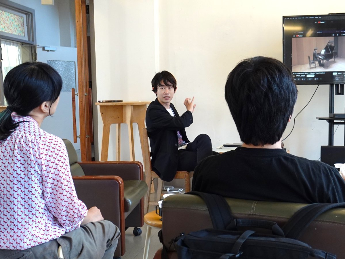 kamoeartcenter's tweet photo. 【参加無料！】
アーティスト・イン・レジデンスで制作中の伊地知昂大さん(@_k0180)によるオープントーク 
「音の道を回る〈全5回〉」。

最終回の5回目は...
「アルゴリズム作曲とは？その魅力は？」
日時：8/15(土)15:00～
＊出入り自由、飲食OK!
お気軽にお越しください!
🔗https://t.co/FMIItzbeO0 https://t.co/5NZTpuytQ2