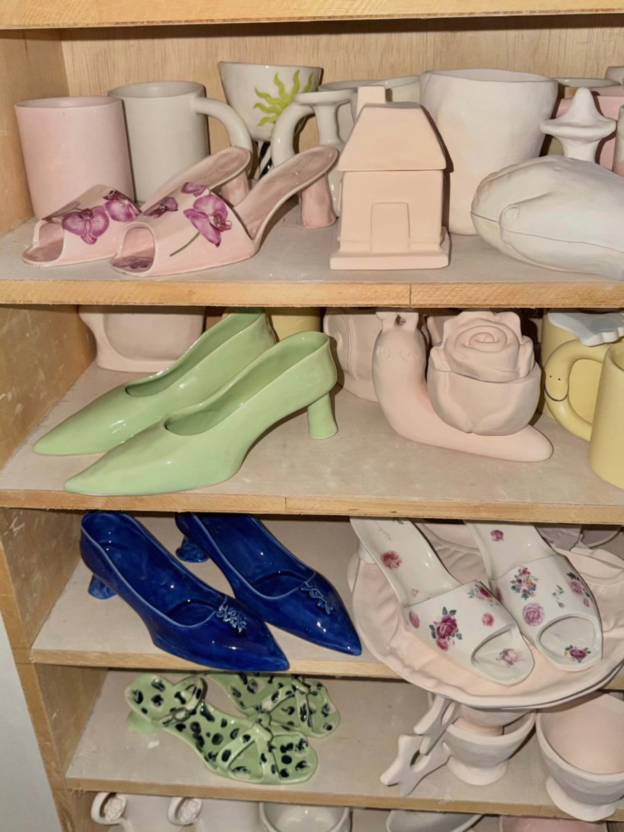 hyeinsters's tweet photo. Hyein spent her free time taking a pottery class and made bunny-shaped pottery 😭🐇 The studio owner posted, “Today NewJeans’ Hyein came. So pretty, tall, and lovely!”

The pottery studio is literally so Hyein-coded lol. https://t.co/z3TnBAR8am