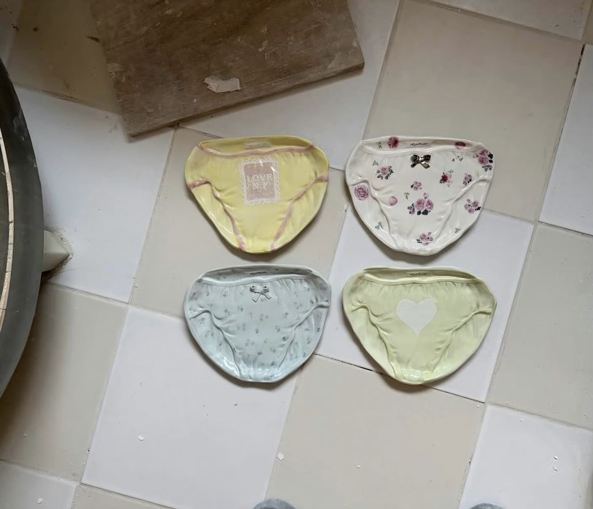 hyeinsters's tweet photo. Hyein spent her free time taking a pottery class and made bunny-shaped pottery 😭🐇 The studio owner posted, “Today NewJeans’ Hyein came. So pretty, tall, and lovely!”

The pottery studio is literally so Hyein-coded lol. https://t.co/z3TnBAR8am