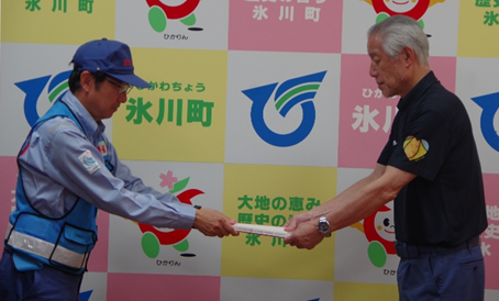 mlit_Kyushu's tweet photo. 【被災状況調査結果を手交しました】
#令和8年熊本地震 の被災地支援のため、各市町の要請を踏まえ、国土交通省は #TECFORCE を集中的に派遣し、被災状況調査を実施しました。本日、調査結果を #氷川町 藤本町長、#甲佐町 甲斐町長、#宇城市 末松市長、#八代市 建設部長へ報告し手交式を執り行いました https://t.co/ijBCTVtiW2