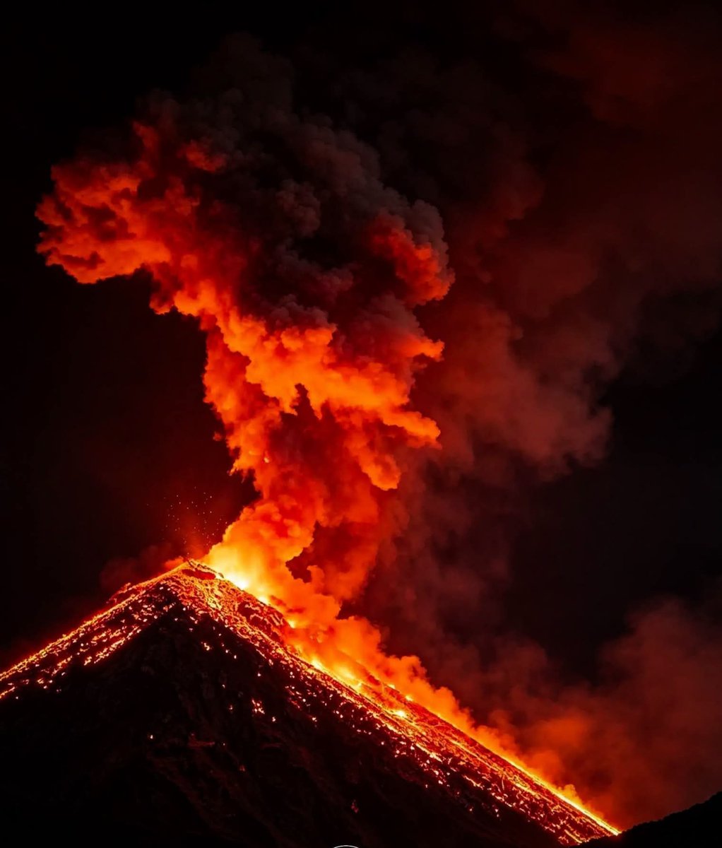 HugoGue64177743's tweet photo. Cuando la Tierra habla, el silencio impone respeto. 
Un espectáculo tan impresionante como peligroso.
Volcán De Fuego Guatemala. El Poder De La Naturaleza https://t.co/2S8Gs7ED5M