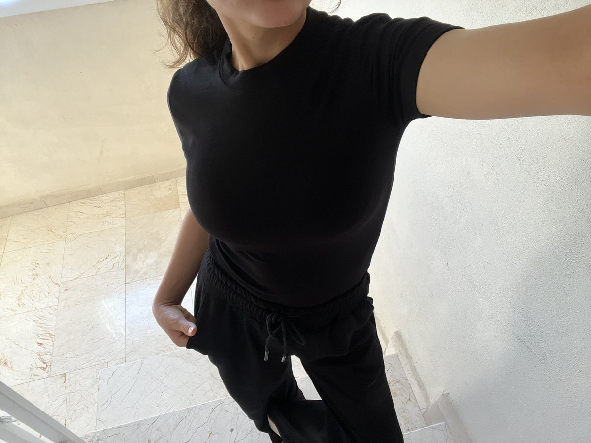 twdenbiri's tweet photo. 50 derece de bile elimin gittigi tek renk https://t.co/QWJZMoAFY5