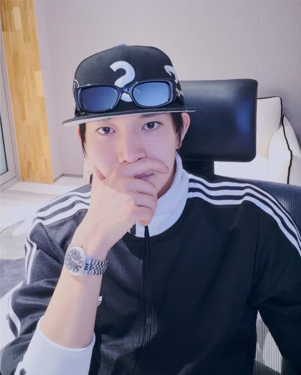 myheavanly's tweet photo. ผมเข้ม ใส่นาฬิกา เสื้ออดิดาส อะไรคือเหตุจูงใจในการก่อเหตุคะ https://t.co/RA5mpwrPSA