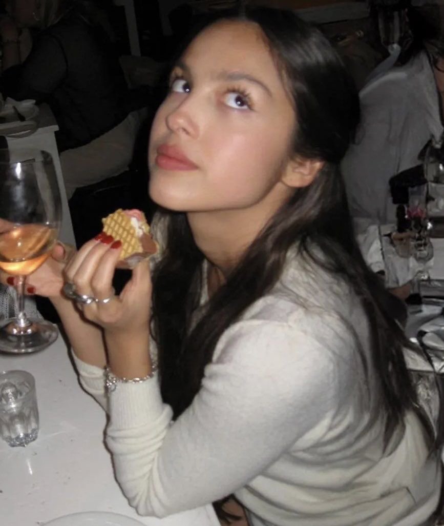Viscouhnt's tweet photo. Compilation of ms. girlfriend while enjoyed her foodies. You can eat slowly, princess, no one’s gonna steal it away from you. @kinderally https://t.co/4pBS6VpO1m