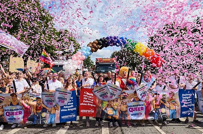 sitetassedethe's tweet photo. TDT- LEZPRESS :  ALLEMAGNE - Hambourg célèbre sa Pride sous haute sécurité après l'attaque meurtrière de Berlin ! Environ 300 000 personnes à la Marche des Fiertés de Hambourg, une semaine après l’attentat à Berlin !..' Suite https://t.co/uVATnQey5B https://t.co/qOeJlwgllk