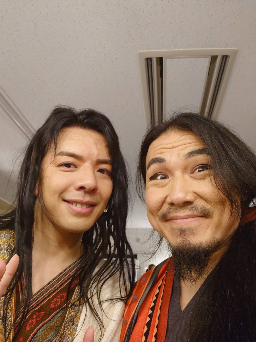 proofofpower1's tweet photo. 僕が芸事始めて、舞台上で1番戦ってるのが村井さん⚔️
初対面のファミレスで『俺も出るからよろしくね』があまりにも怖くて絶対仲良くなれないって思った記憶あるけど、めちゃ話して結果めちゃ仲良くなれたそんな思い出の朱ノ月、
物理的に窒息するかと思ったOBOROでの4分？の1対1(今やってみたい)、他の作品でもいっぱい戦いました。
作品の為にいっぱい喋りました。(芝居のことからアホなことまで笑)

今回の『月の子』では直接戦わなかったし村井さんと舞台上で交わしたセリフは1ラリーでしたが、
朱ノ月からの8年間が滲み出た1ラリーになってるはず、、、って、勝手に僕は思ってます。
今回も村井さんからたくさん学ばせていただきました、ありがとうございます🙇また一緒にやれますように😊
#月の子2026