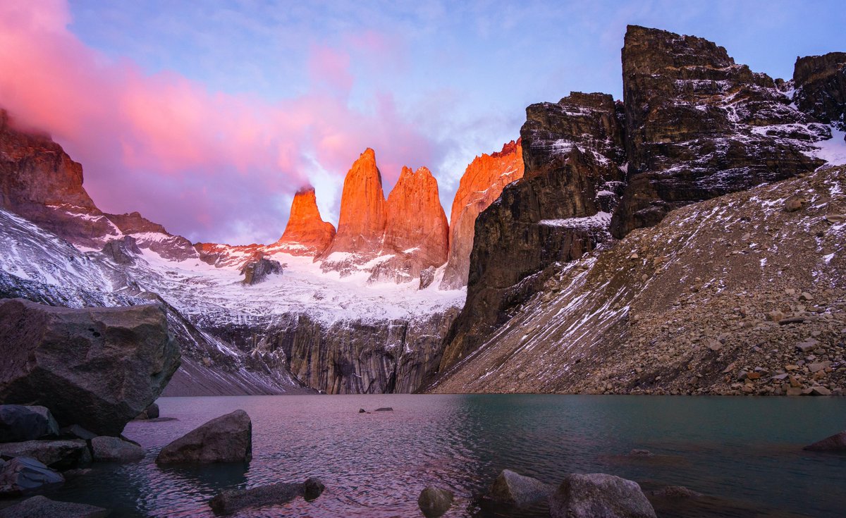 Vulpes_No9's tweet photo. 칠레 남부에 있는 Torres del Paine의 이 압도적인 풍경…빙하와 에머랄드 빛 호수만 해도 미칠듯이 아름다운데, 거대한 세개의 화강암 봉우리가 일출이 되면 타는 듯이 붉게 물들어주니 정말 이 세상 풍경이 아닌 것만 같다… https://t.co/pP9g3PjUkc