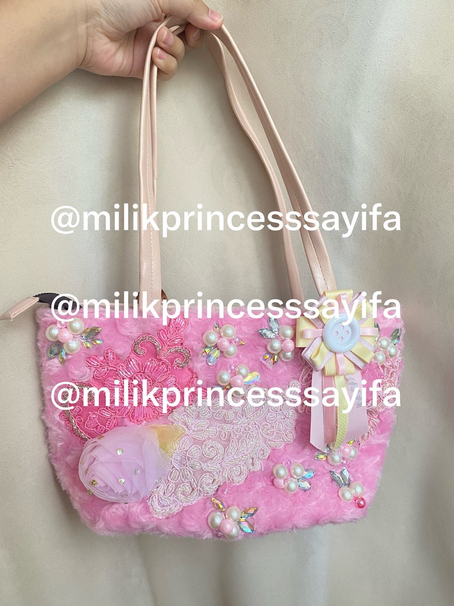 princesssayifa's tweet photo. WTS pink bags / tas pink

1. polka pink bag : 65k
2. star pink bag : 100k
3. beaded bag : 110k
4. coach zoe pink : dm ya 

📍 bekasi
💌 details by dm
❌ no cod
🍊 bisa oren splitpay https://t.co/Y3wHeGCaNo