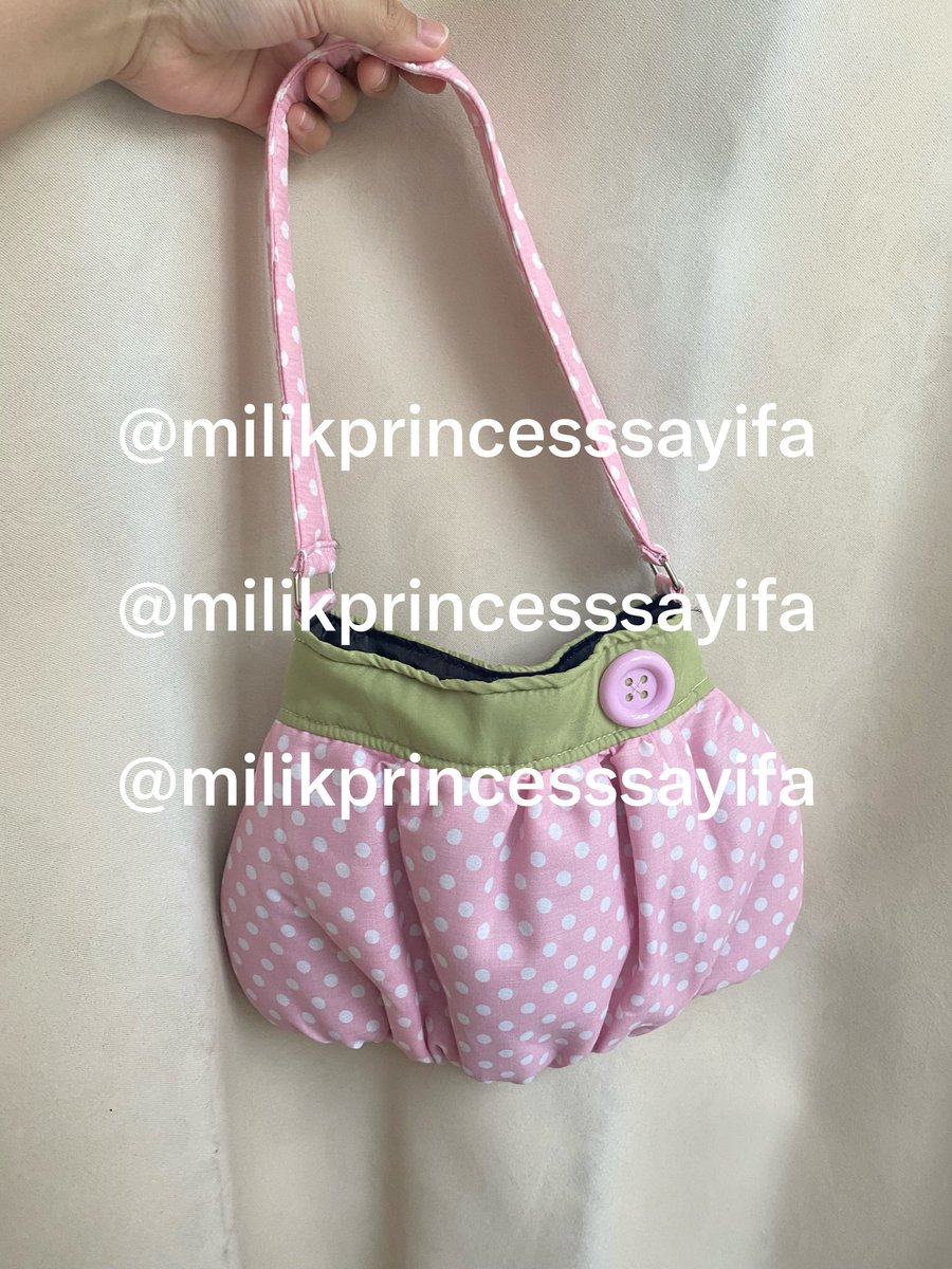 princesssayifa's tweet photo. WTS pink bags / tas pink

1. polka pink bag : 65k
2. star pink bag : 100k
3. beaded bag : 110k
4. coach zoe pink : dm ya 

📍 bekasi
💌 details by dm
❌ no cod
🍊 bisa oren splitpay https://t.co/Y3wHeGCaNo